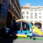 Plaza Mayor de Elda con Hinchable Arco Iris